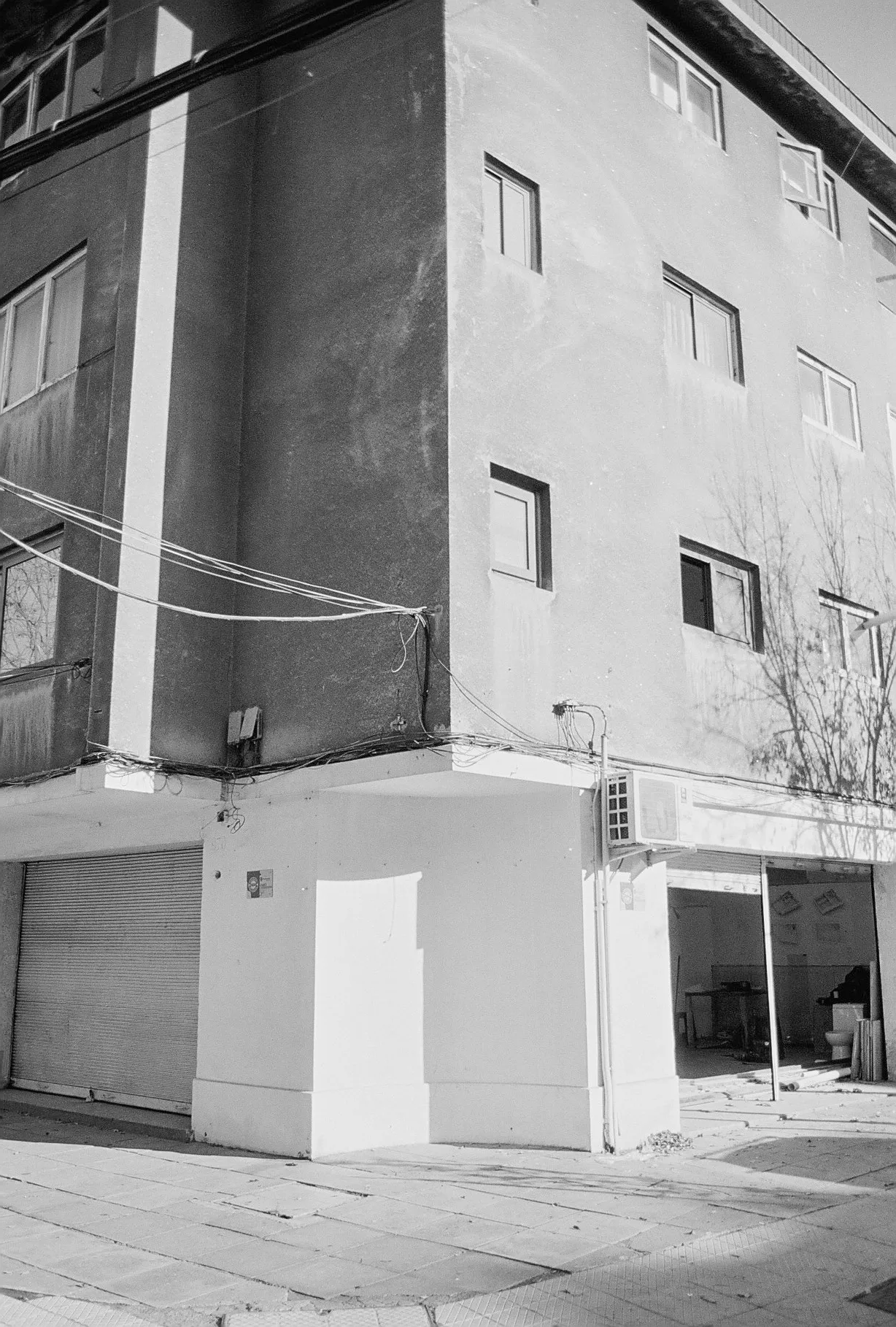 La esquina del edificio de ISO CERO, en película blanco y negro
