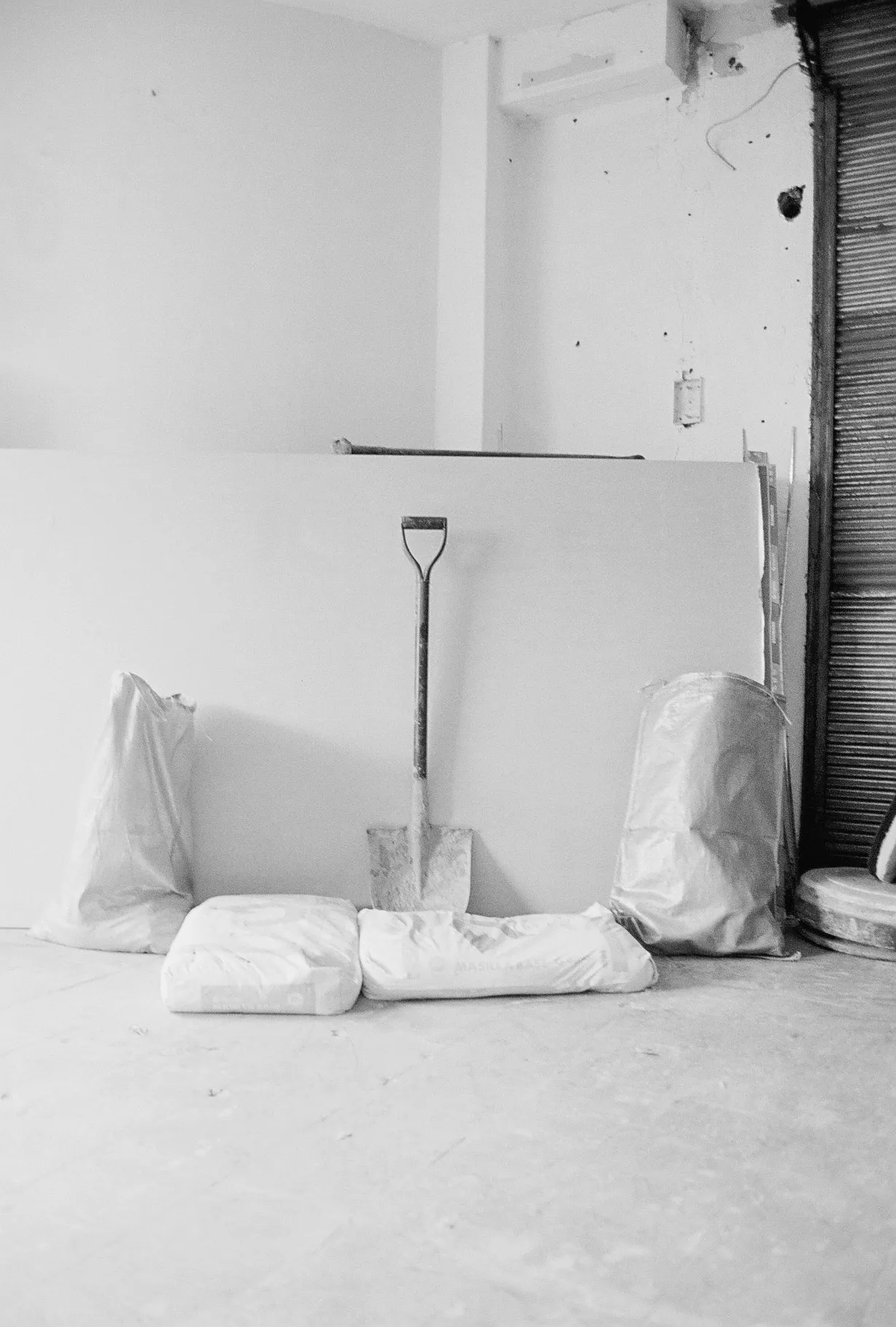 La sala de exposición tomando forma